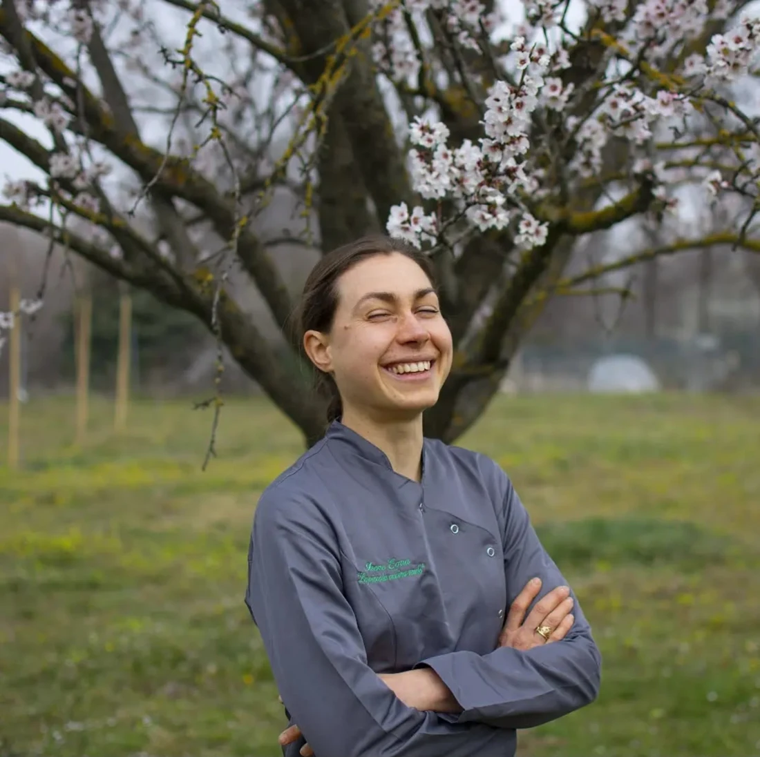 Irene Egua, la cuoca, sotto un albero in fiore