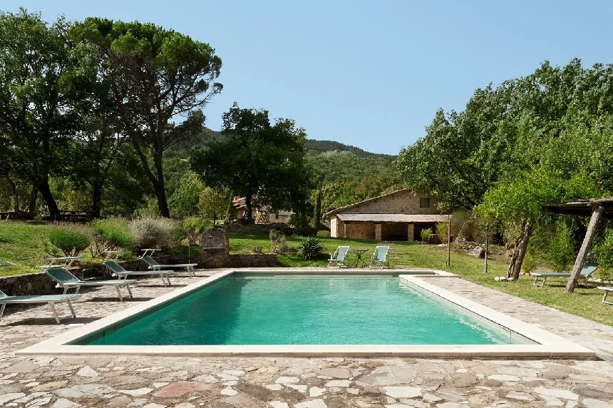 La piscina e il giardino delle Pianore