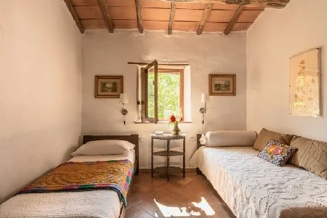 Una camera con letti singoli separati